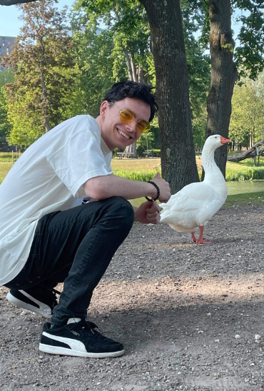 Human on the left, not the duck.